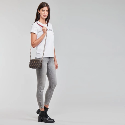 Bon marché 🌟 Guess NOELLE CROSSBODY CAMERA Besaces / Sacs bandoulière Couleur Marron 🤩 8 Bon marché 🌟 Guess NOELLE CROSSBODY CAMERA Besaces / Sacs bandoulière Couleur Marron 🤩 – Image 6